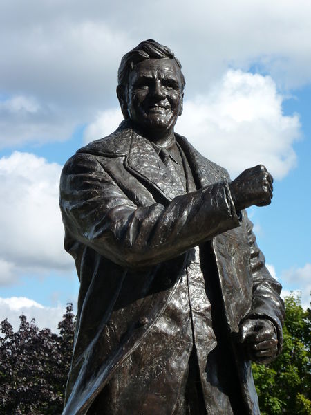 ファイル:Don Revie statue, Elland Road.jpg