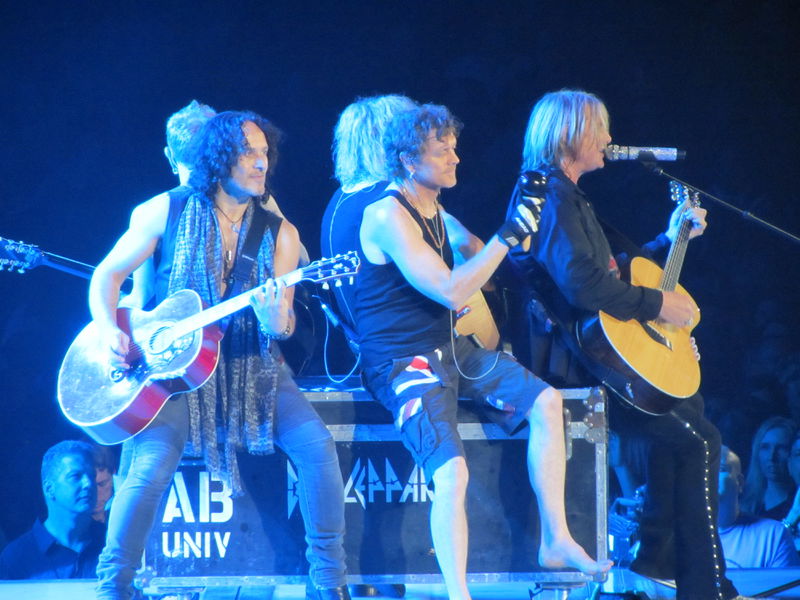 ファイル:Def Leppard Allstate Arena 7-19-12.JPG